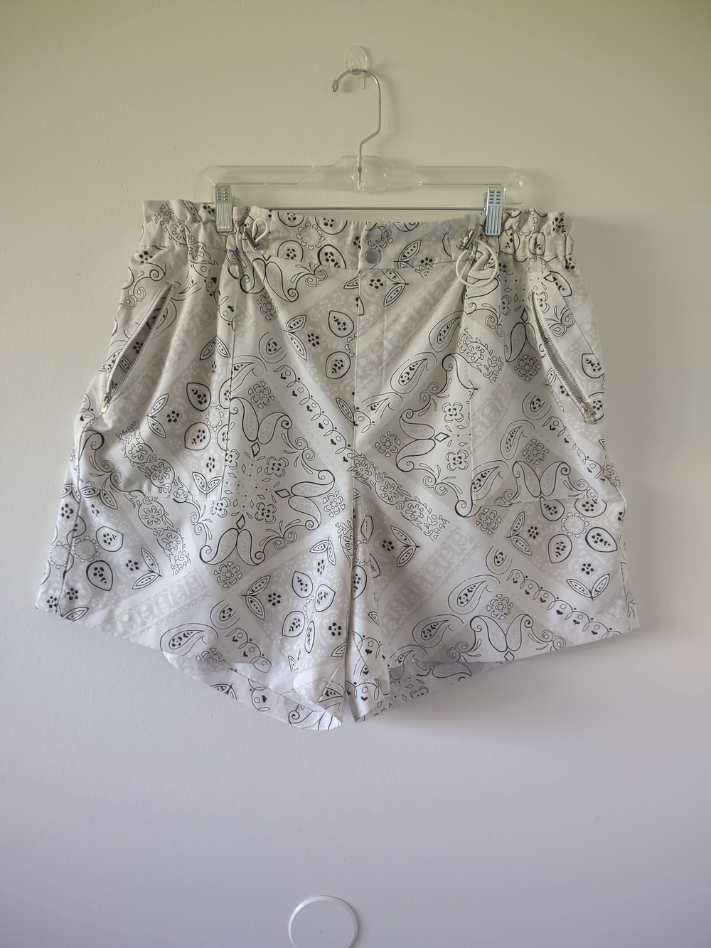 Livi Active White Bandana-Print Pull-On Shorts